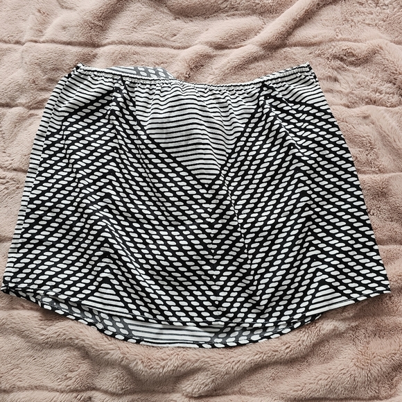 Banana Republic Size XS Chic Striped Black and White Skirt - Picture 3 of 5